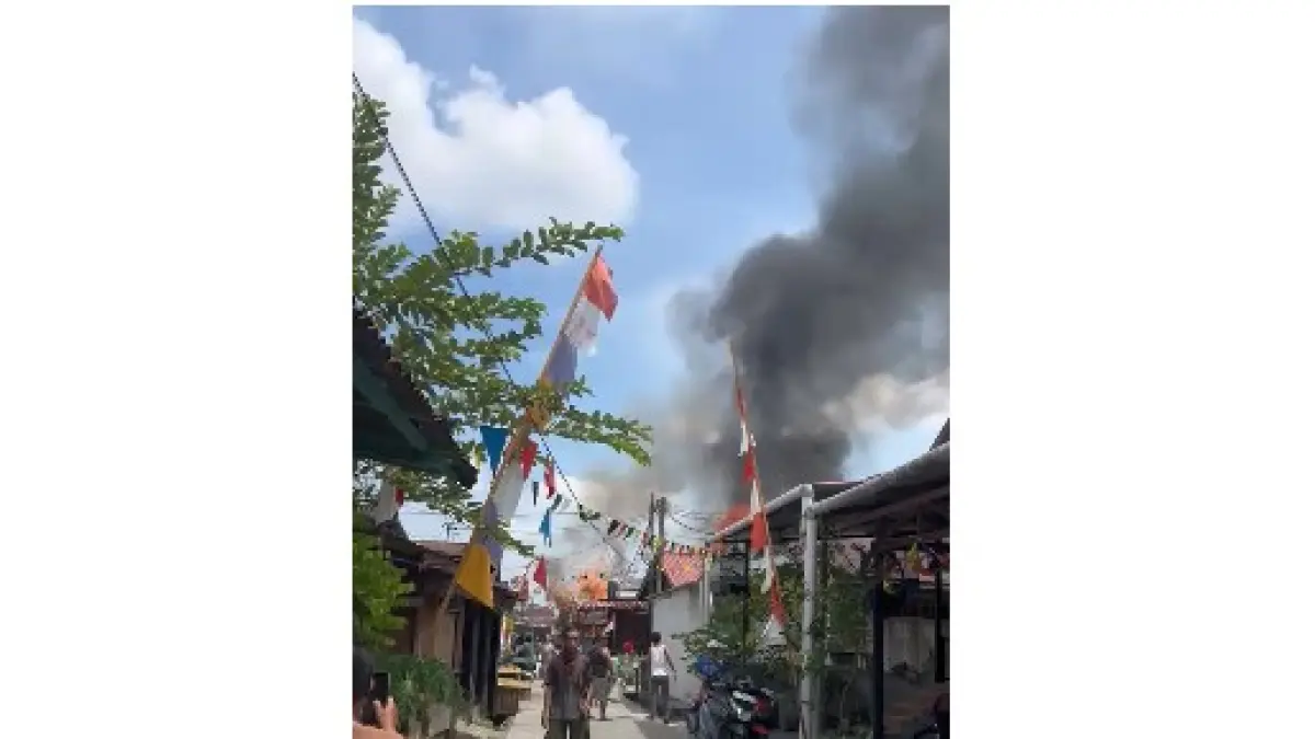 Kebakaran di Sekitar Kantor DPRD Kaltim, Petugas Terus Lakukan Penanganan